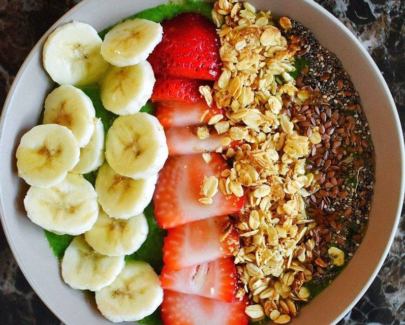 green-smoothie-bowl-classycurlies